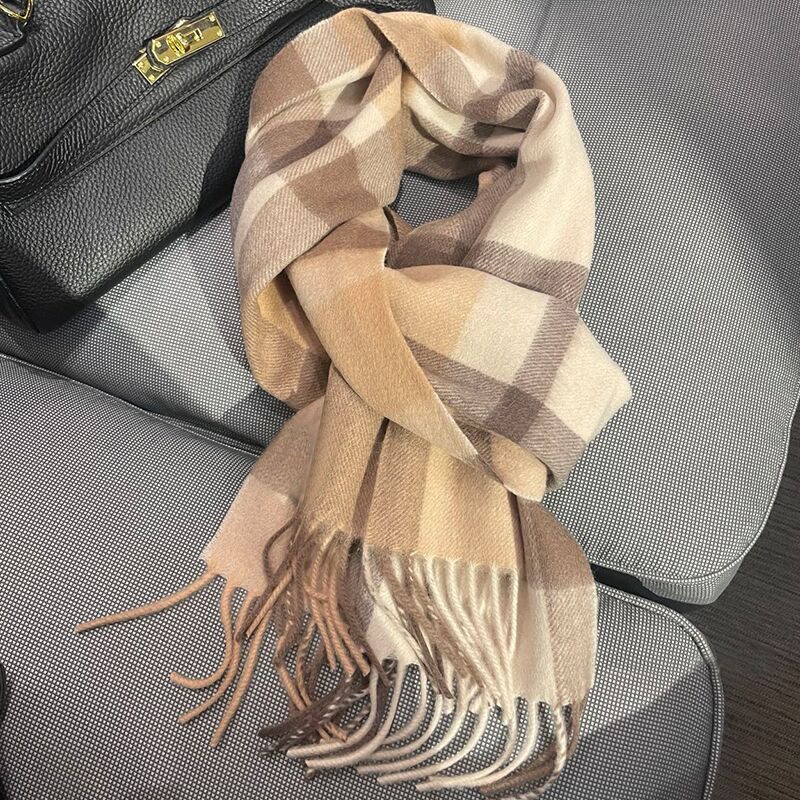 Un'esclusiva sciarpa e un foul - Travel Accessories As Gifts recensione e prezzo